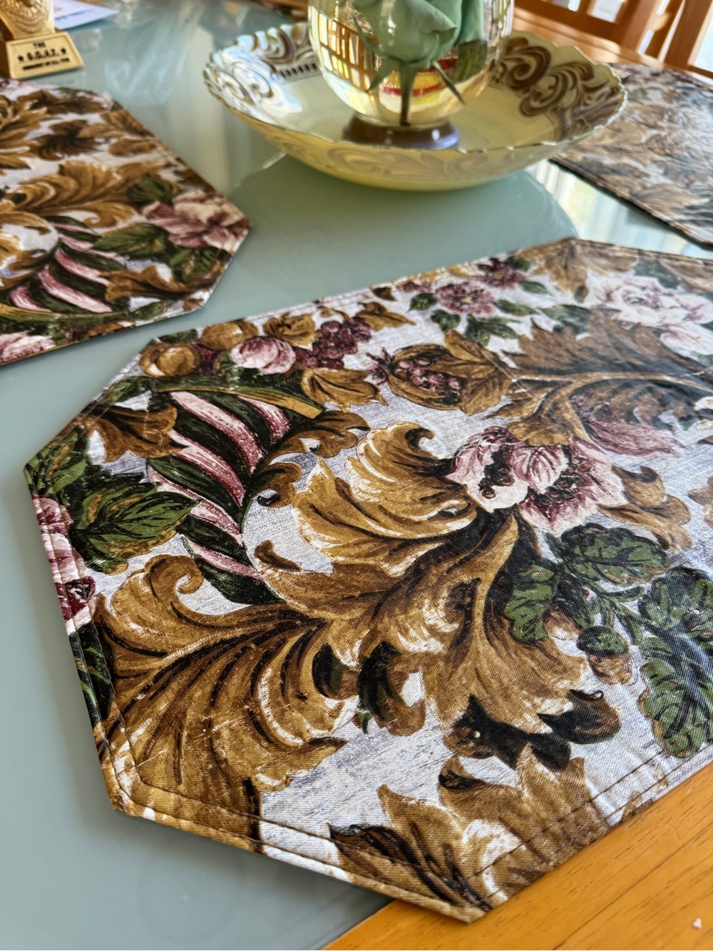 Placemats (8) Mid-Century Baroque Pattern Gold and Pink, Rose Colored